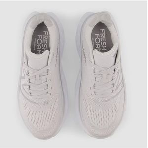 New Balance  women’s size 6 gently used ! Great condition